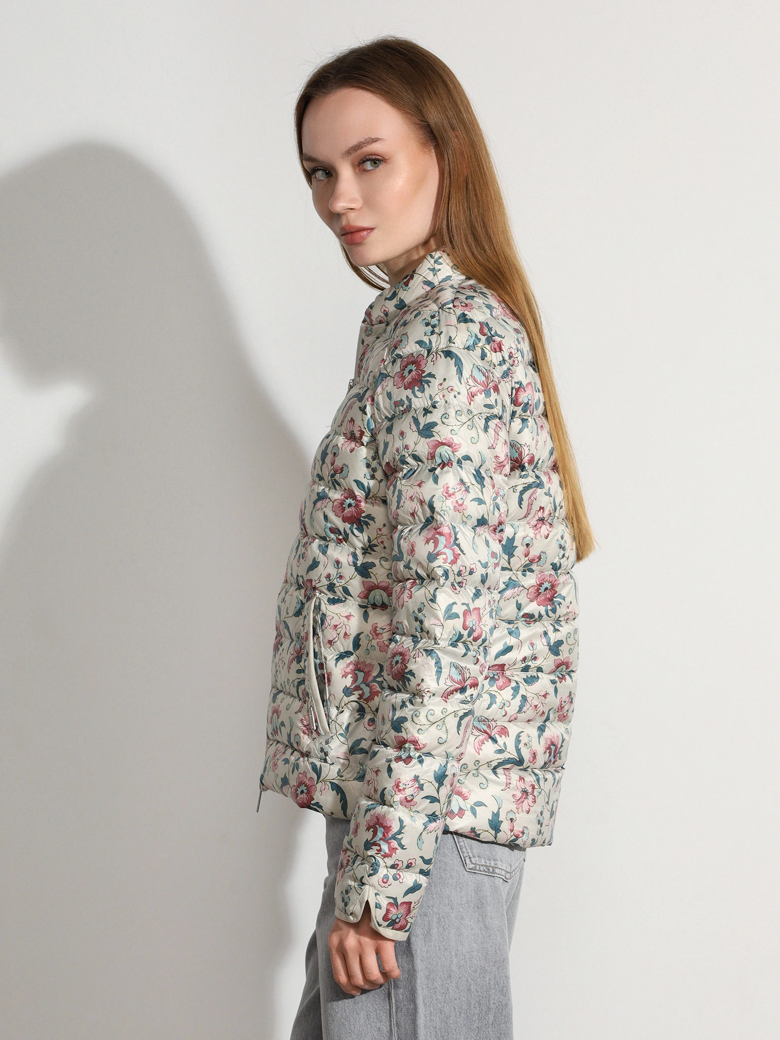 Куртка молочного цвета с цветочным принтом с горизонтальной стежкой